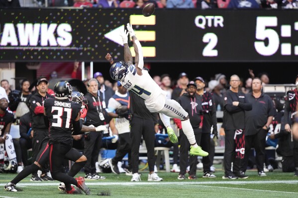 Seahawks wide receiver DK Metcalf departs win at Atlanta with knee injury | AP News