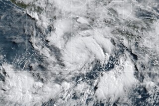 Huracán Erick se intensifica a tormenta de categoría 2 mientras se acerca a costa de México | AP News