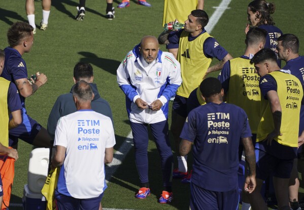 Huấn luyện viên người Ý Luciano Spalletti nói chuyện với các cầu thủ khi ông dẫn dắt một buổi tập của đội tuyển bóng đá quốc gia Ý ở Coverciano, gần Florence, Ý, Thứ Sáu, ngày 31 tháng 5 năm 2024. (Marco Bucco / LaPresse qua AP)