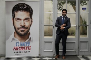 La "nueva política" de Uruguay lleva el rostro de Andrés Ojeda, el candidato que quiere enamorar | AP News