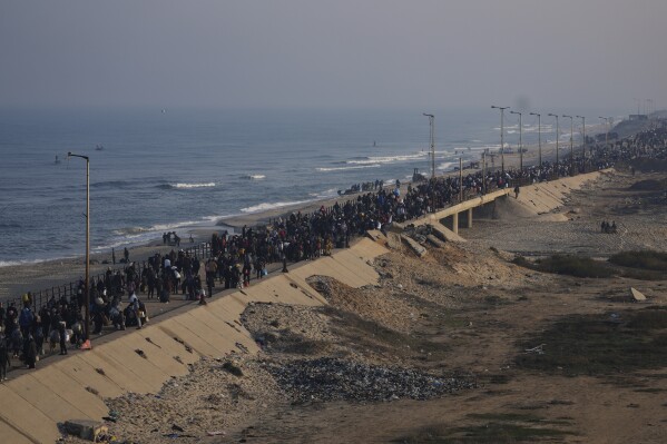 displaced palestinians walk on a road to return to their homes in the northern gaza strip, tuesday, jan. 28, 2025, after israel's decision to allow thousands of them to go back for the first time since the early weeks of the 15-month war with hamas. (ap photo/abdel kareem hana)