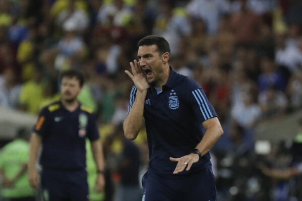Argentina's coach Lionel Scaloni shouts instructions to his players during a qualifying soccer match for the FIFA World Cup 2026 against Brazil at Maracana stadium in Rio de Janeiro, Brazil, Tuesday, Nov. 21, 2023. (AP Photo/Bruna Prado)