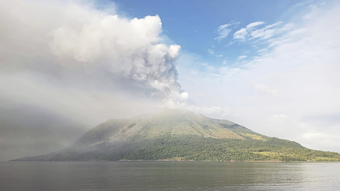 МАНАДО Индонезия AP — Още хора живеещи близо до изригващ
