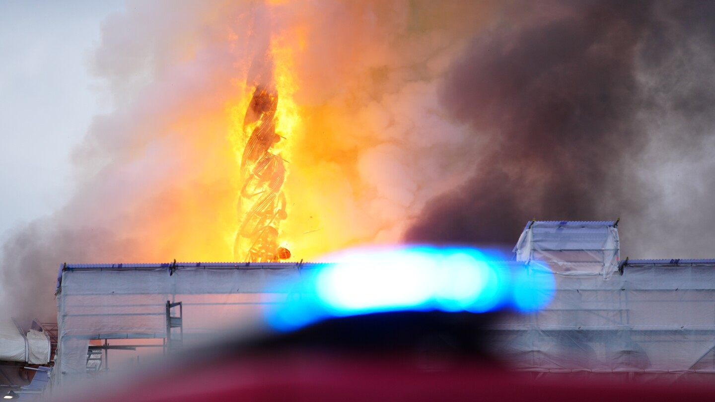 Incêndio eclodiu na histórica Bolsa de Valores de Copenhague e sua torre desabou