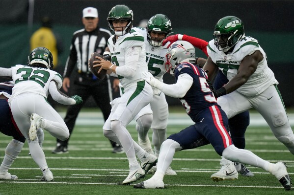El quarterback de los Jets de Nueva York Zach Wilson capturado en el primer periodo por los Patriots de Nueva Inglaterra en el encuentro del domingo 24 de septiembre del 2023. (AP Foto/Seth Wenig)