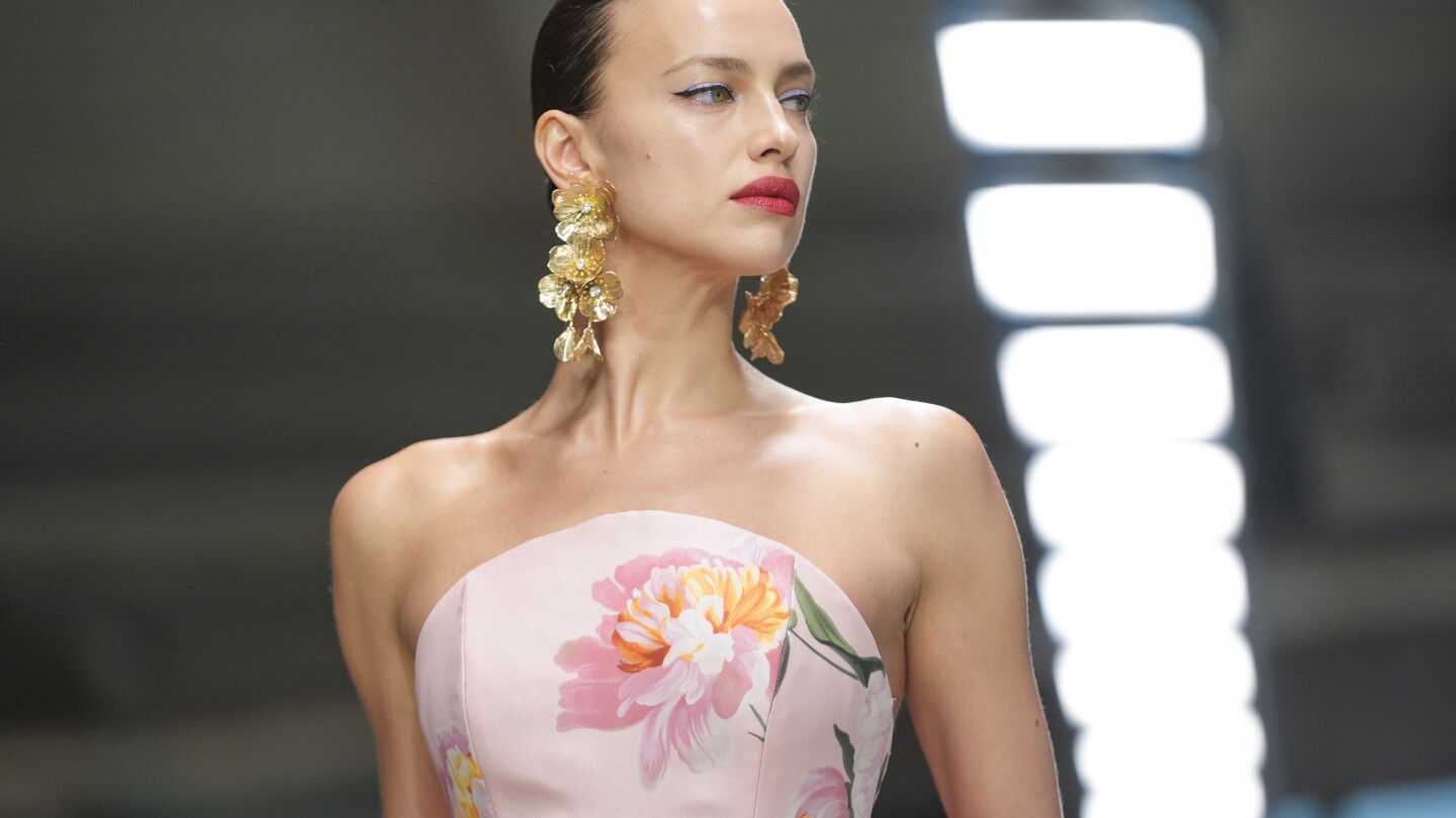 Новата линия на Carolina Herrera съчетава цъфтящи божури, ярки цветове и шик, удобни за носене визии