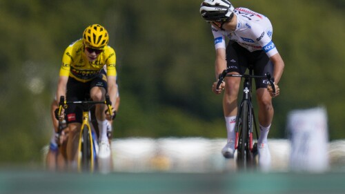 De Sloveen Tadezh Pogacar, in de beste witte trui van de jonge renner, kijkt terug en ziet zijn voorsprong in de eindsprint op de Deense Jonas Vinggaard, in de gele leiderstrui, terwijl hij over de finish komt om de 133,5 kilometer lange Tour de France's 20e etappe te winnen met een start in Belleville, 22 juli, Daniel 23, in Frankrijk.