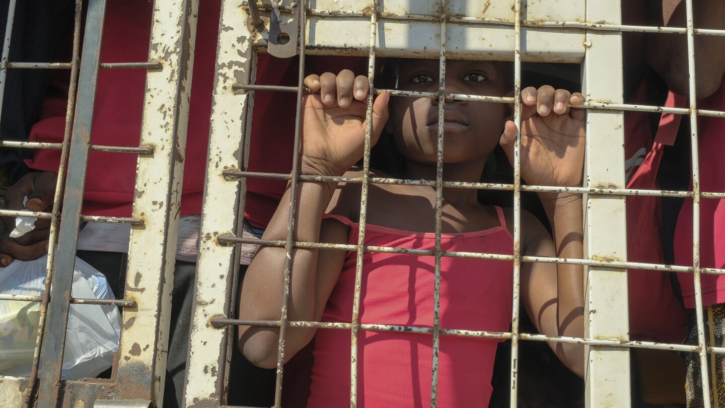 Доминиканската република е призована да спре депортирането на хора в Хаити, тъй като хората бягат от вълната на гангстерско насилие