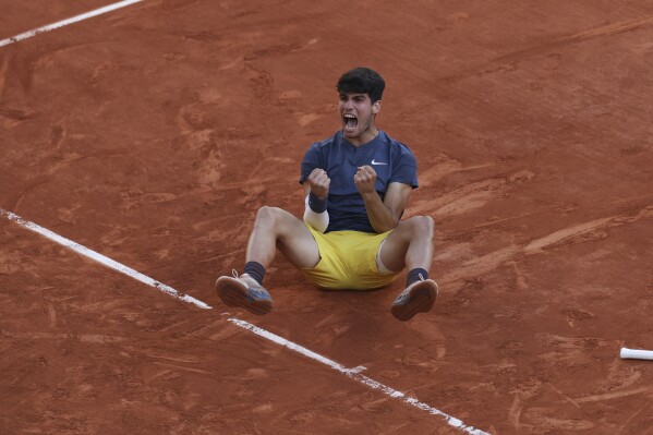 Carlos Alcaraz dari Spanyol merayakan kemenangannya pada pertandingan terakhir putra turnamen tenis Prancis Terbuka melawan Alexander Zverev dari Jerman di stadion Roland Garros di Paris, Minggu, 9 Juni 2024. (AP Photo/Aurelien Morissard)