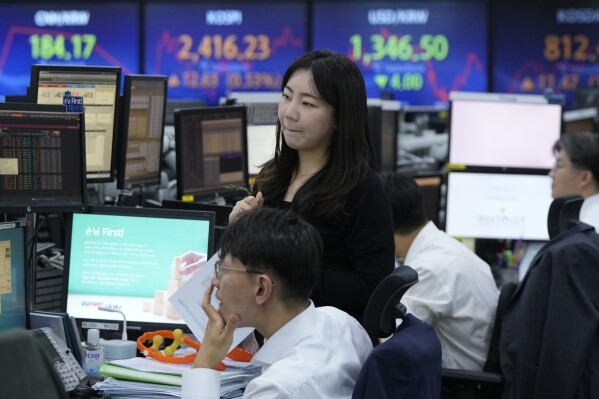 Currency traders watch monitors at the foreign exchange dealing room of the KEB Hana Bank headquarters in Seoul, South Korea, Friday, Oct. 6, 2023. Asian shares mostly rose in cautious trading Friday after Wall Street drifted to a quiet close on worries about a too-hot U.S. job. (AP Photo/Ahn Young-joon)