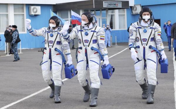 Are Yellow Uniforms Worn by Cosmonauts A Show of Support for Ukraine?