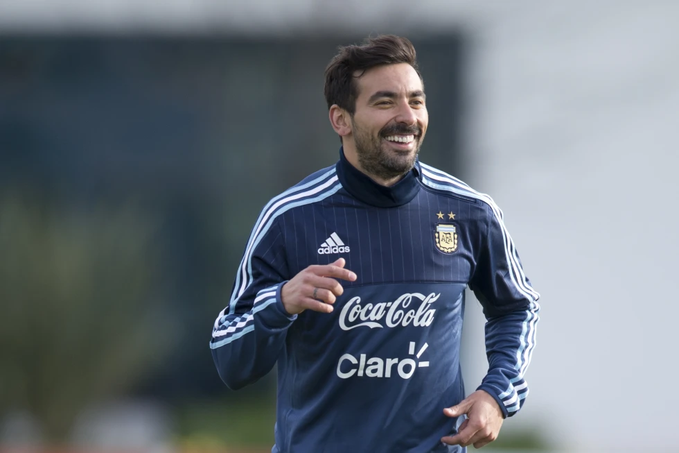 前阿根廷足球运动员埃塞奎尔·拉维奇因肩部骨折在乌拉圭住院