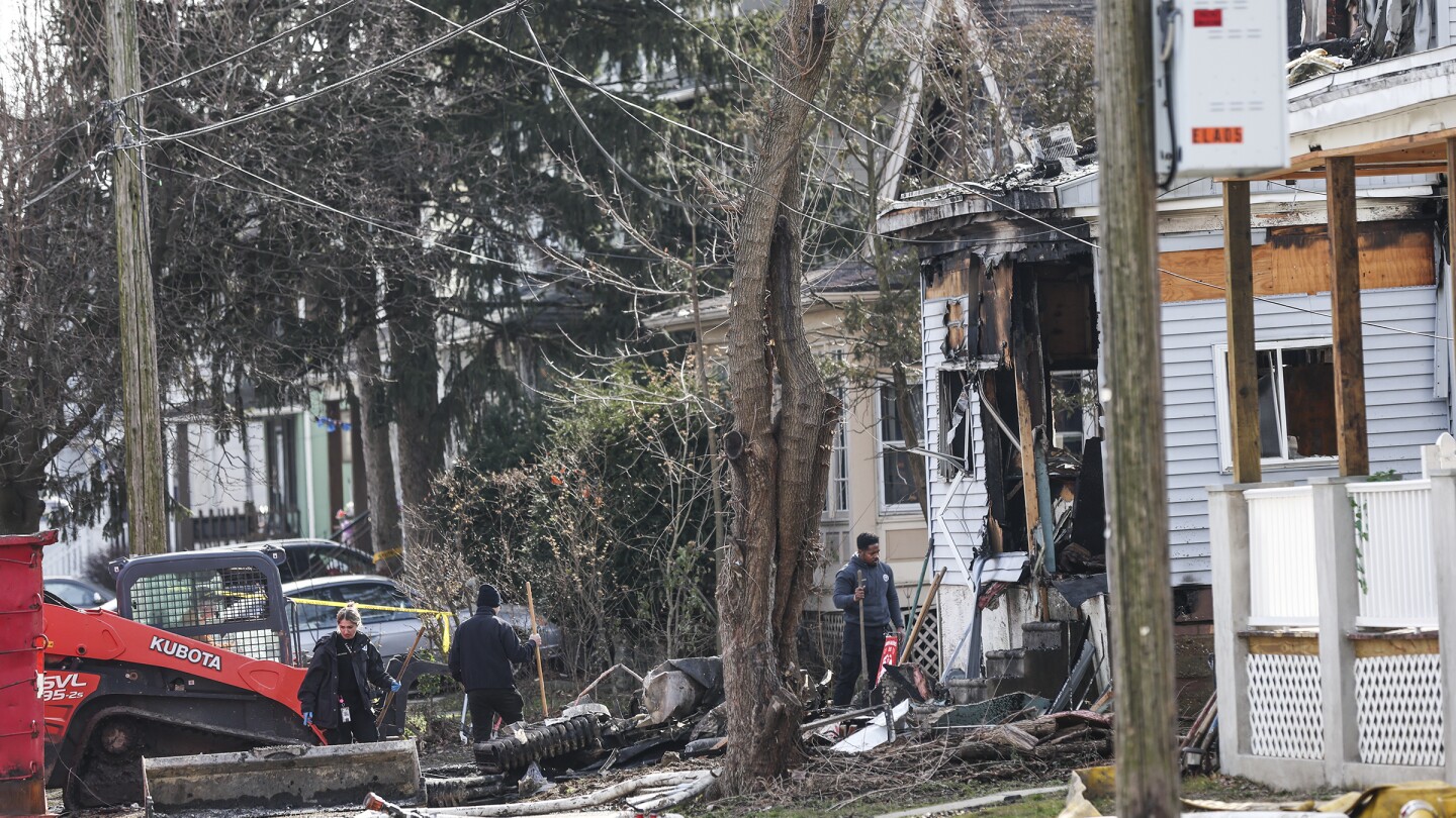 Разследващите се съсредоточават върху заподозрян в пожар и стрелба в района на Филаделфия, оставили 6 убити и 2 ранени