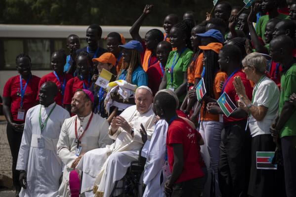 El papa Francisco saluda a un grupo de fieles católicos de la localidad de Rumbek, que caminaron durante más de una semana para llegar a la capital, tras un encuentro con religiosos en la Catedral de Santa Teresa, en Yuba, Sudán del Sur, el 4 de febrero de 2023. (AP Foto/Ben Curtis)