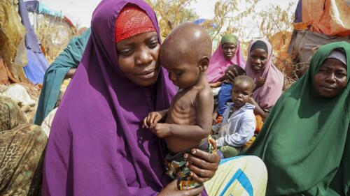 DATEI – Nunay Mohamed, 25, die aus der von Dürre heimgesuchten Region Lower Shabelle geflohen ist, hält ihr einjähriges unterernährtes Kind am 30. Juni 2022 in einem provisorischen Lager für Vertriebene am Stadtrand von Mogadischu, Somalia. Die Vereinigten Staaten haben zusätzliche humanitäre Hilfe in Höhe von 524 Millionen US-Dollar für das Horn von Afrika angekündigt, die darauf abzielt, auf die extremen Auswirkungen des Klimawandels und die schlimmste Dürre in der Region seit 40 Jahren aufmerksam zu machen .  Mit der Hilfsankündigung soll auch der Bedarf an mehr als 5 Milliarden US-Dollar hervorgehoben werden.  (AP Photo/Farah Abdi Warsameh, Datei)