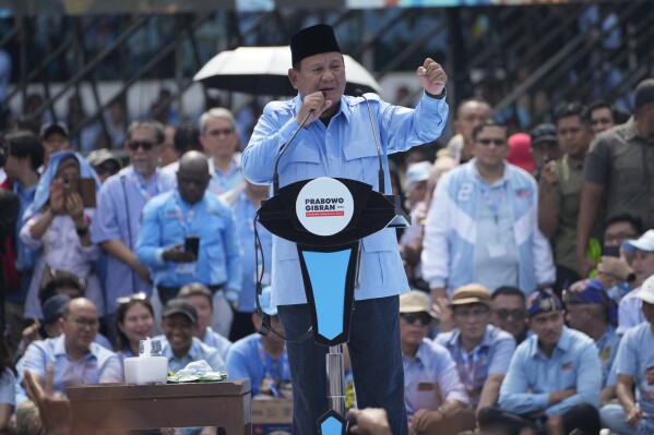 Başkan adayı Prabowo Subianto, 10 Şubat 2024 Cumartesi, Endonezya'nın Jakarta kentindeki Gelora Bung Karno Ana Stadyumu'ndaki kampanya mitingi sırasında konuşurken jest yapıyor. Görevden ayrılan Endonezya cumhurbaşkanı ve partisiyle bağları olan eski ve zengin bir general olan Savunma Bakanı Subianto .  Resmi olmayan istatistiklerin ilk tur oylamada açık bir çoğunluk elde ettiğini göstermesinin ardından, diktatörlük geçmişi onun bir sonraki başkanı olacak gibi görünüyor.  (AP Fotoğrafı/Ahmed İbrahim, Dosya)
