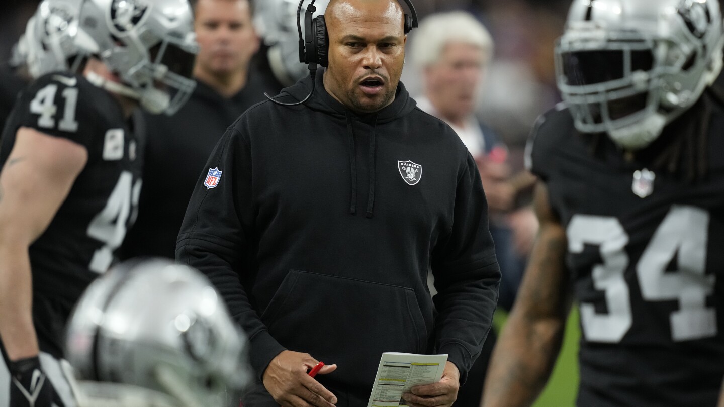 Треньорът, генералният директор и президентът на Raiders са чернокожи - първи за NFL. Те поемат отговорността