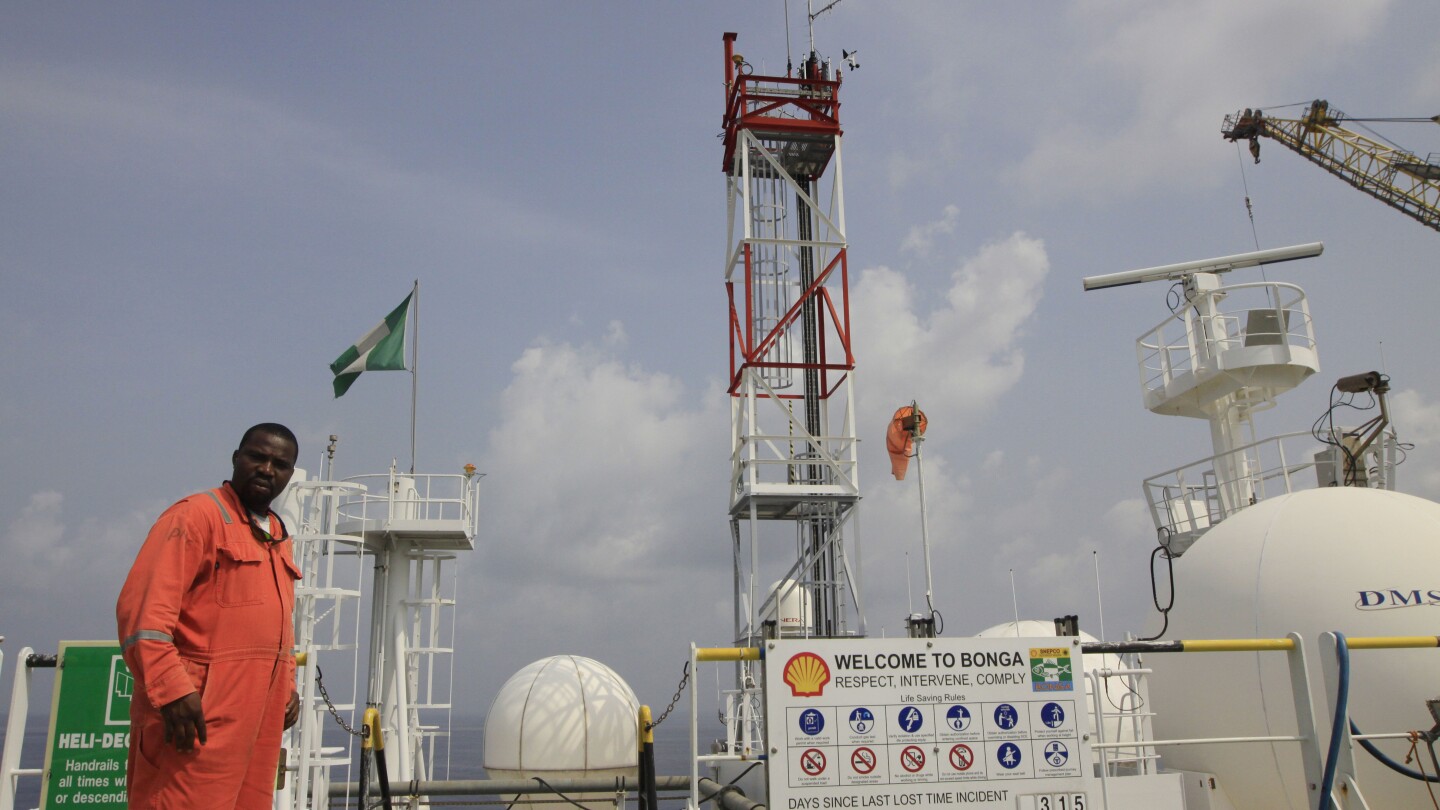 Активисти настояват Нигерия да забави продажбата на активи на Shell в замърсен регион поради притеснения за околната среда