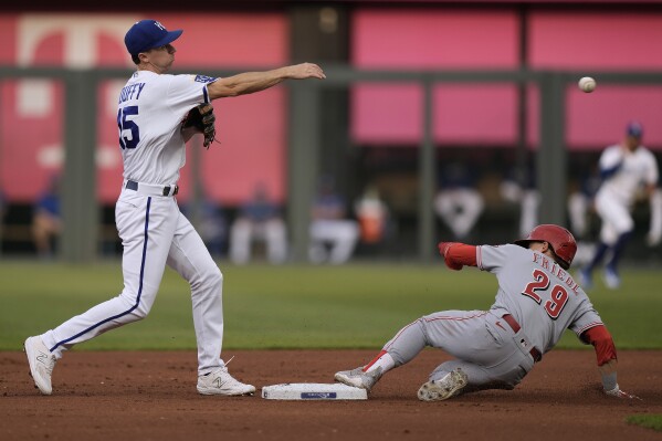 Reds hold off Royals, give Williamson first big-league win