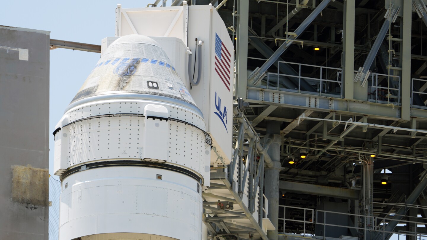 Първото изстрелване на астронавт на Boeing е отложено до края на следващата седмица, за да се замени лош клапан на ракета