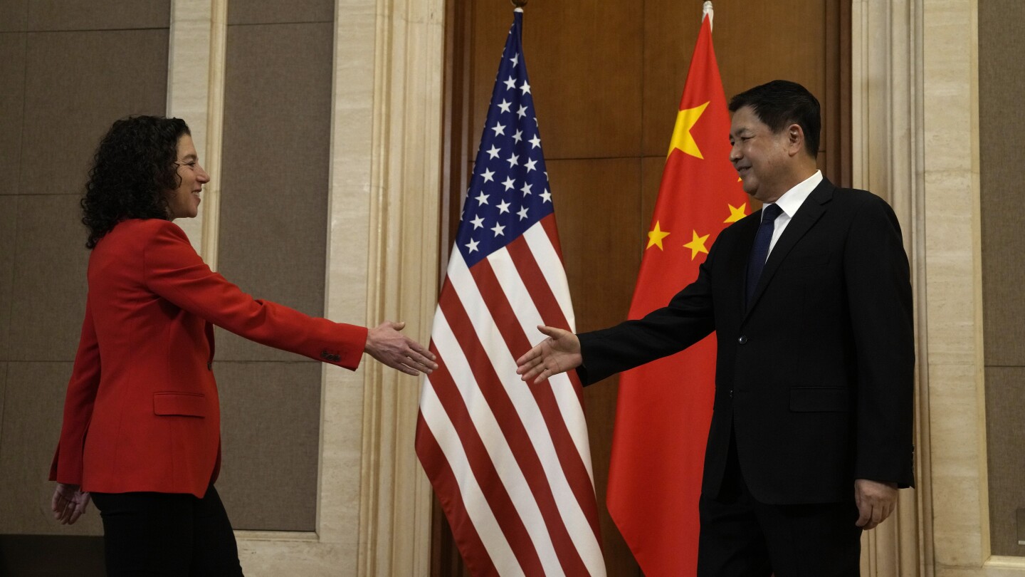 ПЕКИН АП — Американски и китайски служители се срещнаха във