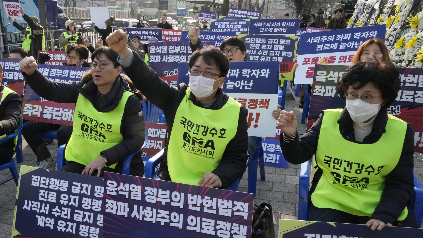 Защо стачкуващите лекари в Южна Корея са изправени пред спиране на лицензи и какво следва?