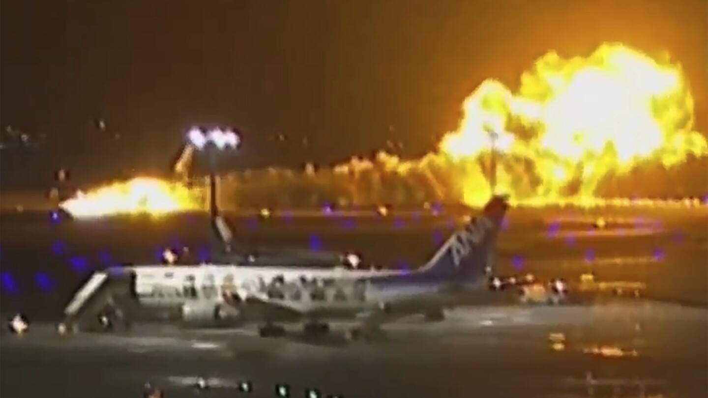 일본 하네다 공항에서 비행기에 불이 났습니다.  승무원 5명 숨진 채 발견