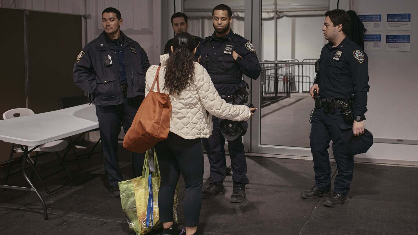 Ню Йорк започва да изгонва някои хора в приютите за мигранти при по-строги правила