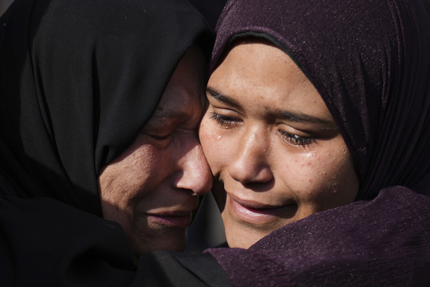 Witnesses and aid groups report a surge in looting in desperate Gaza