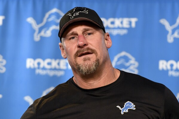 Lions extend the contracts of coach Dan Campbell and general manager Brad  Holmes | AP News