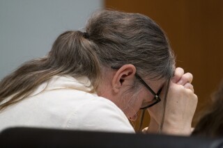 Jennifer Crumbley llora mientras se proyecta un video de vigilancia ante el jurado, en el que se muestra el tiroteo de 2021 en la Secundaria Oxford en el tribunal del condado de Oakland el jueves 1 de febrero de 2024 en Pontiac, Michigan. (Mandi Wright/Detroit Free Press vía AP, Pool)