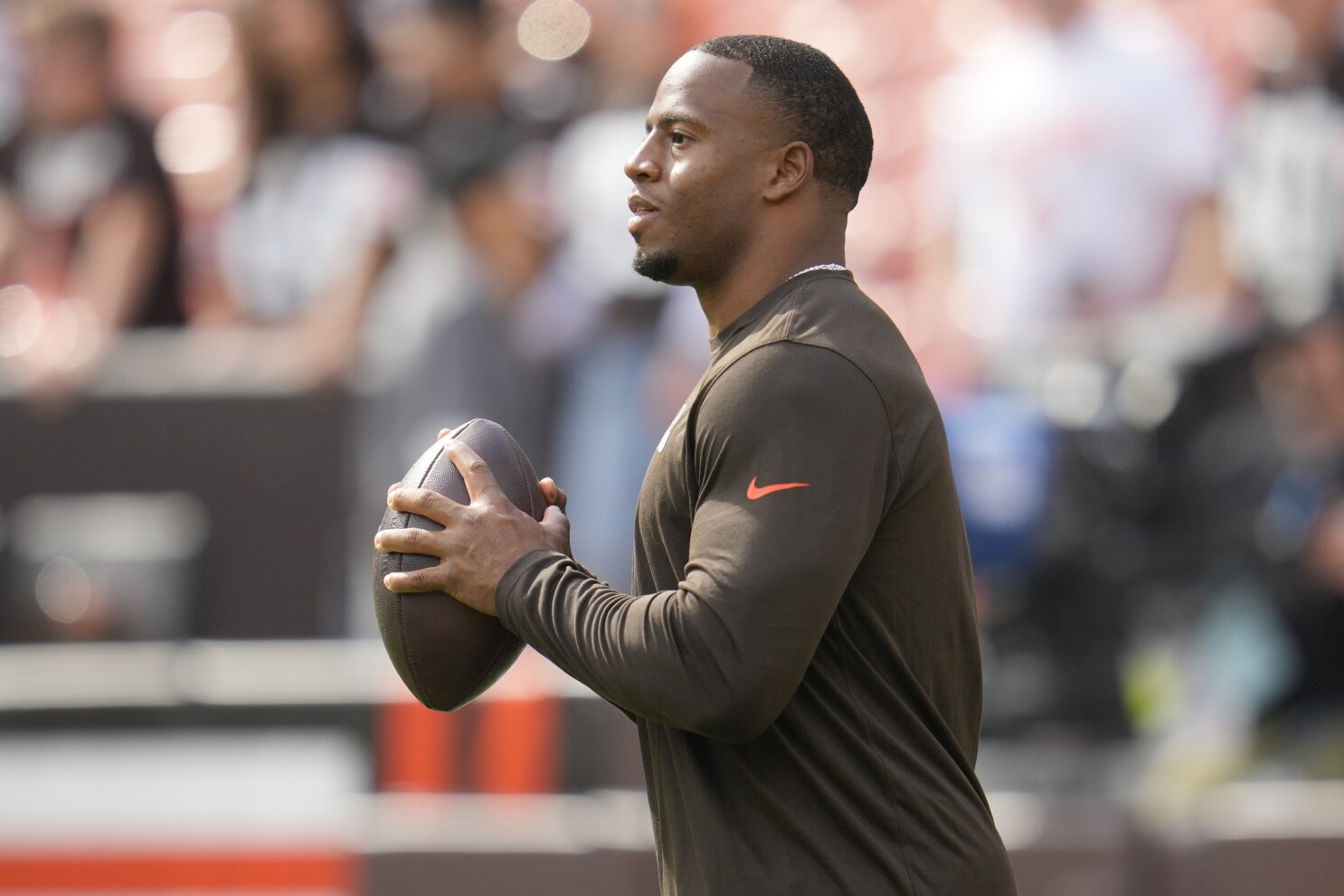 Browns RB Nick Chubb expected to practice this week for first time since  knee injury last year | AP News
