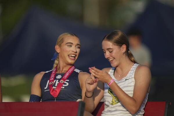 La ganadora No. 1 Ab Hernández, a la izquierda, Jillene Wetteland comparte el momento antes de la ceremonia de medalla de salto de altura en el Campeonato de Atletismo de la Escuela Secundaria de California celebrada en Clovis, California, el sábado 31 de mayo de 2025.