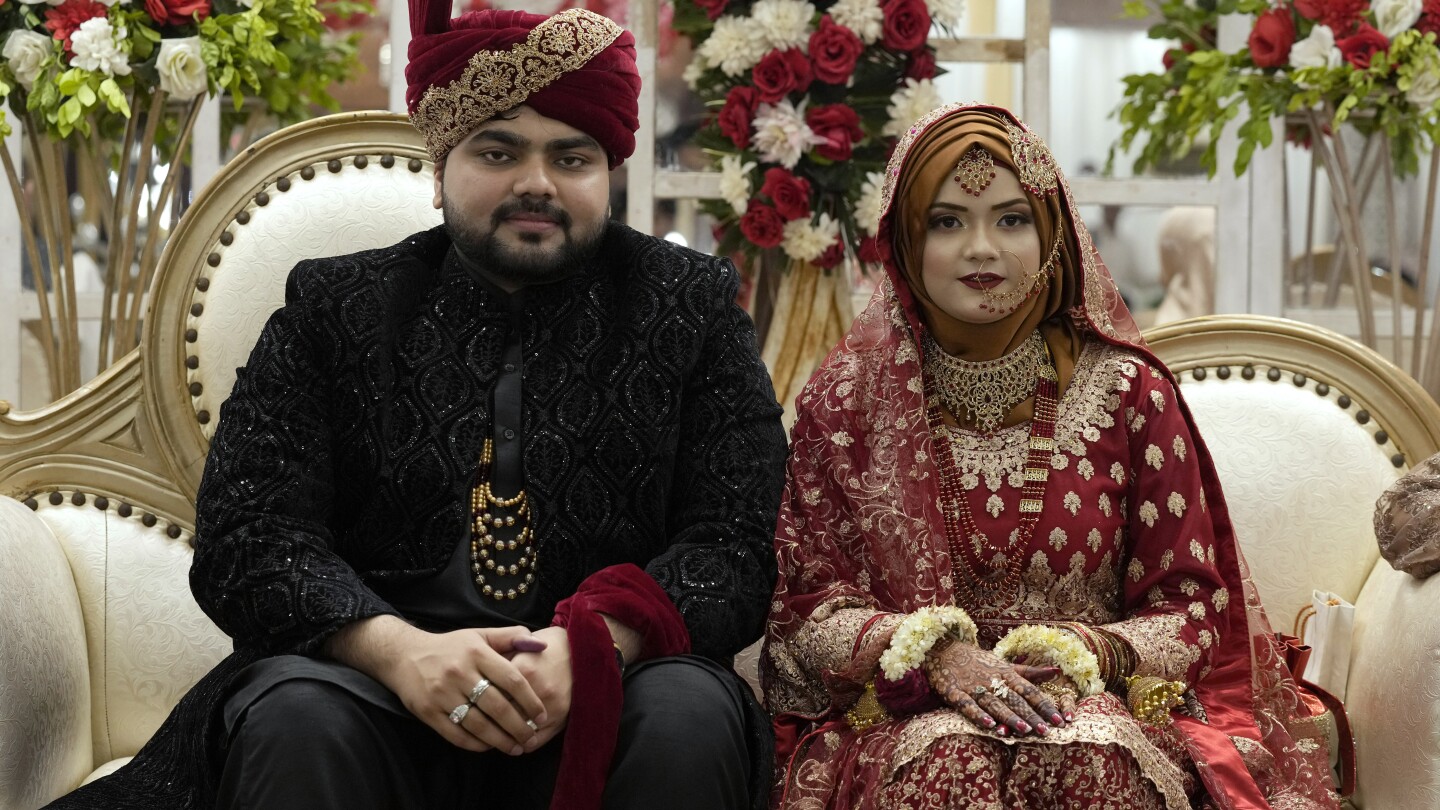 Булки, биряни и брачни мултиплекси: Сватбеният сезон в Пакистан се разгаря в хладно време