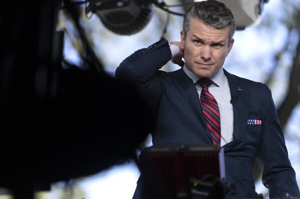 O secretário de Defesa Pete Hegseth se prepara para dar uma entrevista na televisão fora da Casa Branca, sexta -feira, 21 de março de 2025, em Washington. (AP Photo/Mark Schiefelbein)
