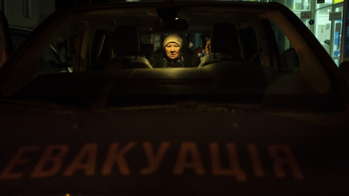 Животът в контролираните от Русия райони на Украйна е мрачен. Хората бягат през опасен коридор