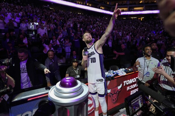 Sacramento Kings forward Domantas Sabonis (10) lights the beam after the team's victory over the Golden State Warriors in an NBA basketball play-in tournament game Tuesday, April 16, 2024, in Sacramento, Calif. (AP Photo/Godofredo A. Vásquez)