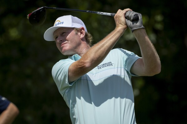 FILE - Brandt Snedeker, shown here playing in the 3M Open on July 30, 2023, in Blaine, Minn, is this year's recipient of the prestigious Payne Stewart Award. (AP Photo/Bruce Kluckhohn, File)