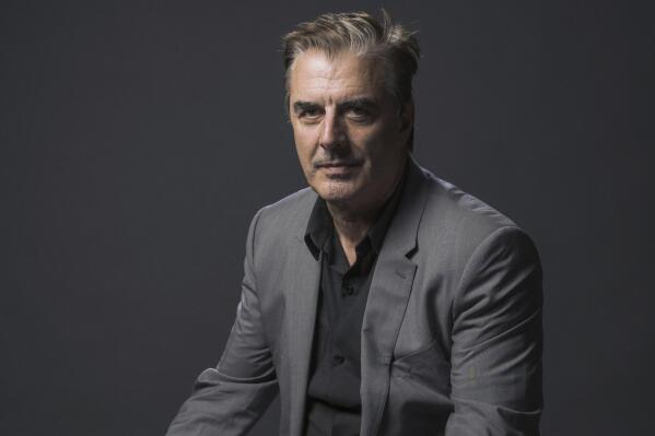 ARCHIVO - Chris Noth posa durante un evento de prensa en Beverly Hills, California, el 26 de julio de 2017. Noth ya no será parte de la serie de CBS "The Equalizer", a raíz de las acusaciones de abuso sexual en su contra. Universal Television y CBS anunciaron conjuntamente el lunes 20 de diciembre de 2021 que el actor deja de ser parte de la filmación “con efecto inmediato”. (Foto por Casey Curry/Invision/AP, Archivo)