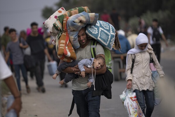 2023年11月11日，星期六，巴勒斯坦人在加沙地带布雷伊的萨拉赫·丁街逃往加沙地带南部。（美联社照片/Fatima Shbair）