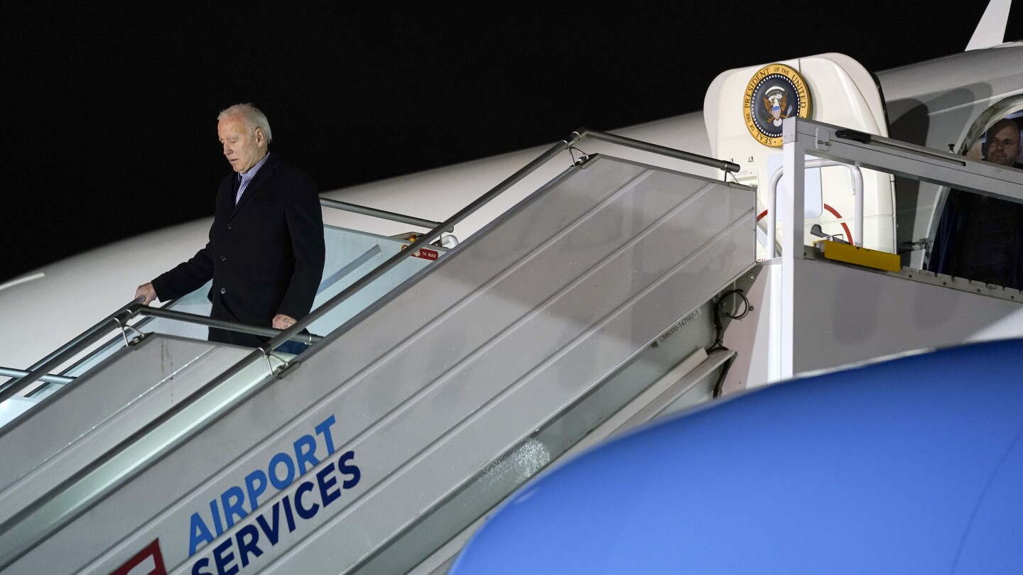 Biden nie spadł ze schodów podczas wysiadania z samolotu w Polsce