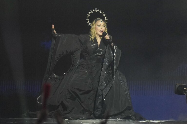 Madonna występuje na ostatnim koncercie w ramach swojej trasy Celebration Tour na plaży Copacabana w Rio de Janeiro w Brazylii, sobota, 4 maja 2024 r. (AP Photo/Silvia Izquierdo)