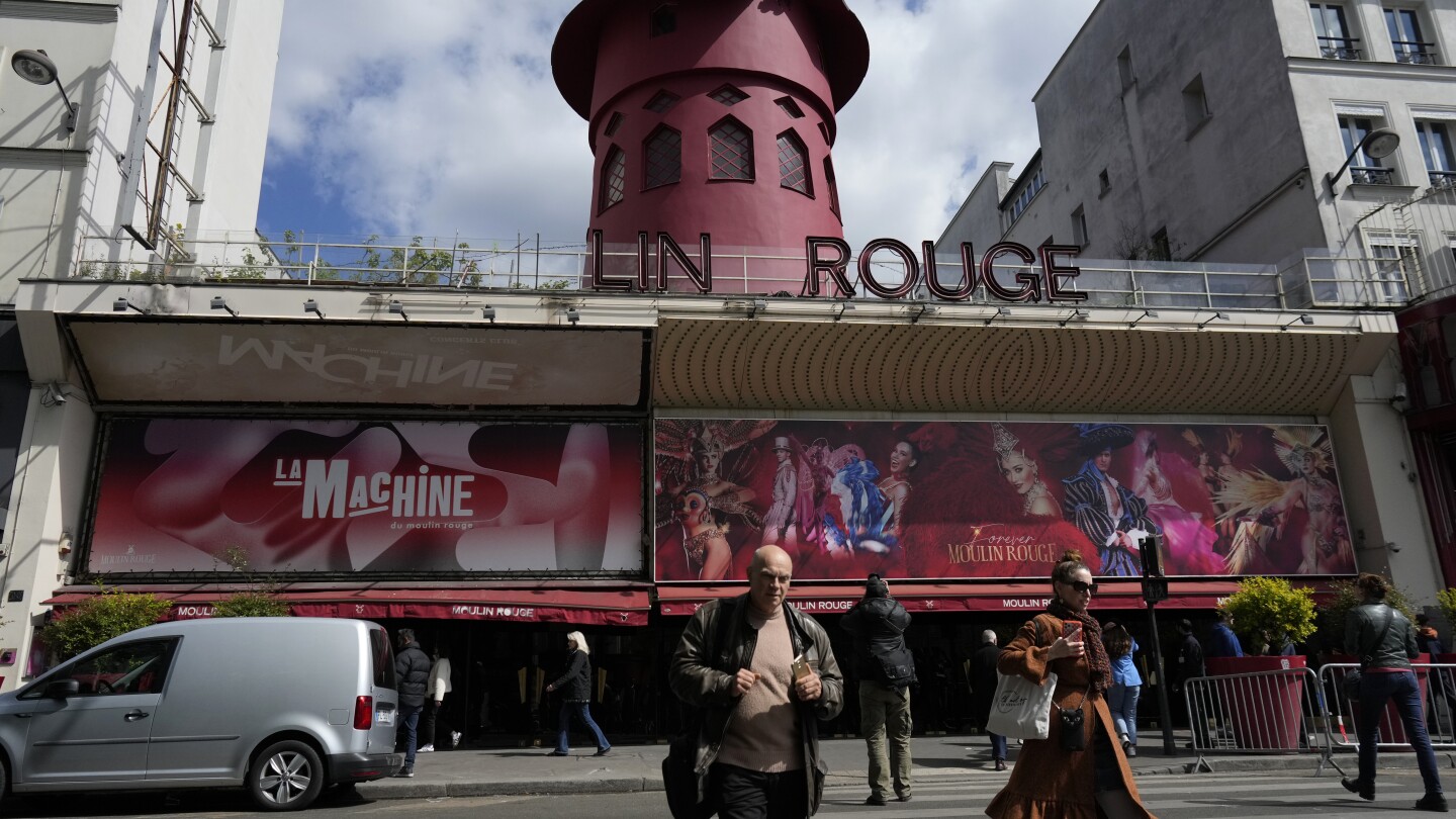 Платната на вятърната мелница в емблематичния парижки Мулен Руж се сринаха. Няма данни за пострадали