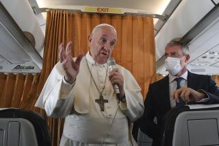 El papa Francisco habla con periodistas a bordo del avión papal camino a Roma desde Eslovaquia, el 15 de septiembre de 2021. (Tiziana Fabi, Pool via AP)