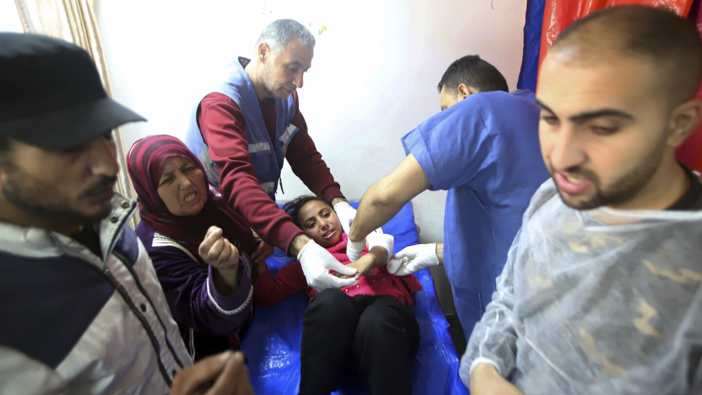 واتهمت وزارة الصحة في غزة جنودا إسرائيليين بإطلاق النار على حشد من الناس أثناء انتظارهم للحصول على المساعدات