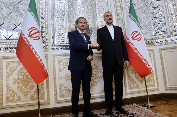 El jefe del organismo de supervisión nuclear de la ONU, Rafael Mariano Grossi, izquierda, le da la mano al ministro de Relaciones Exteriores de Irán, Hossein Amir-Abdollahian, en Teherán, el lunes 6 de mayo de 2024. (Foto AP)
