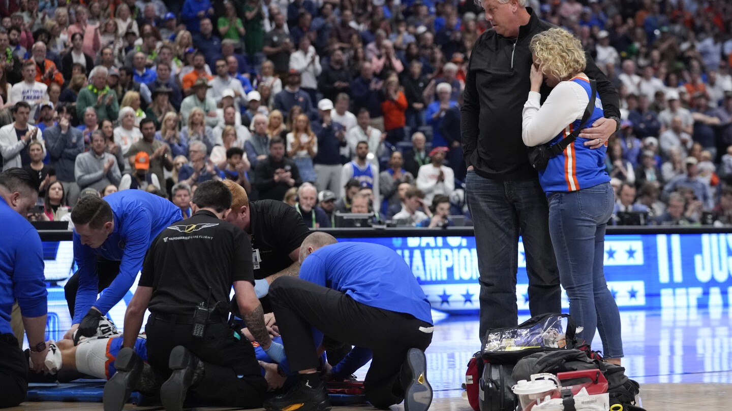 Florida Gators player Micah Handlogten suffers a broken leg during SEC Tournament final against Auburn Tigers
