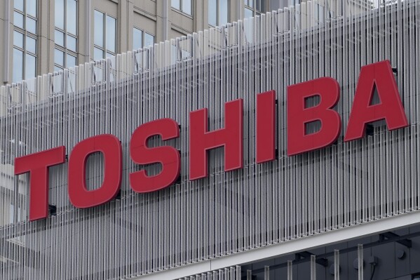 FILE - The logo of Toshiba Corp. is seen at a company's building in Kawasaki near Tokyo, on Feb. 19, 2022. A 2 trillion yen ($14 billion) tender offer for troubled electronics and energy giant Toshiba by a Japanese consortium has been completed, clearing the way for it to be delisted, the company said Thursday, Sept. 21, 2023. (AP Photo/Shuji Kajiyama, File)