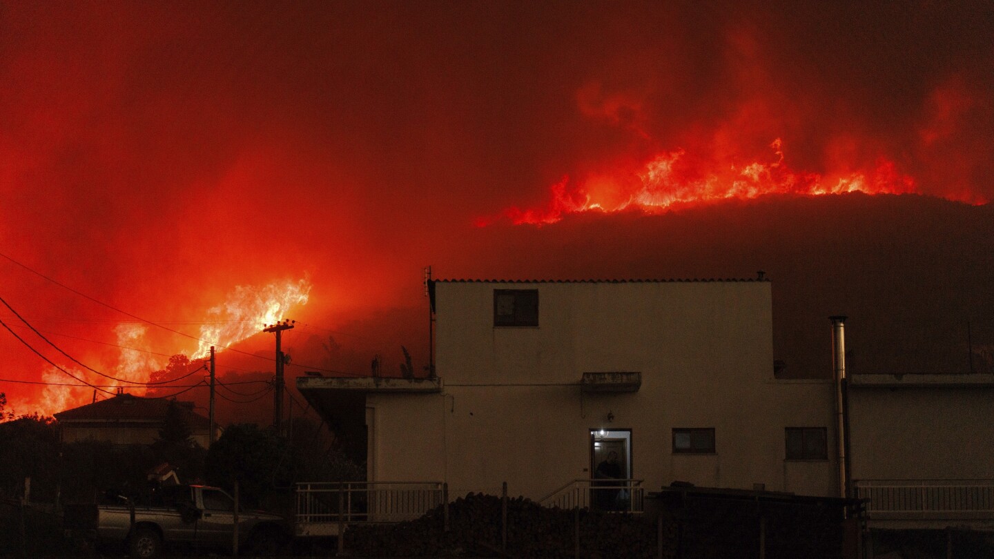 I corpi di 18 persone sono stati ritrovati nell’area colpita dagli incendi boschivi in ​​Grecia