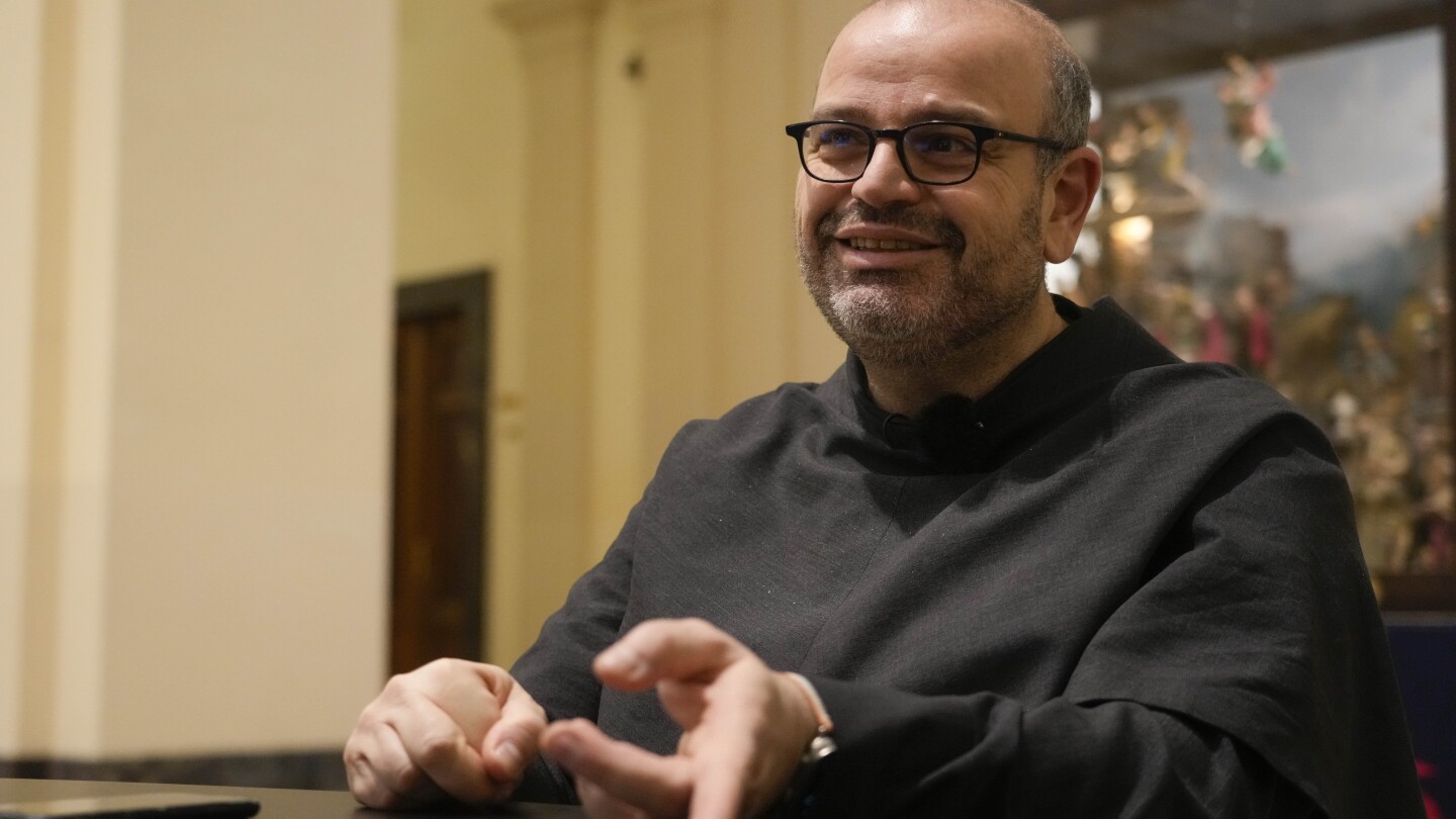 РИМ AP — монах Паоло Бенанти носи обикновените кафяви одежди